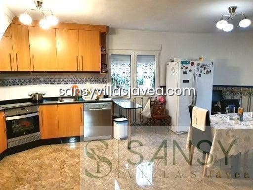 5 bedroom Villa for sale in Pedreguer with garage - € 400,000 (Ref: 8729106)