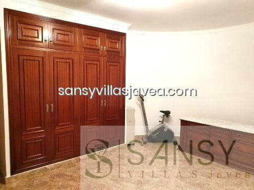 5 bedroom Villa for sale in Pedreguer with garage - € 400,000 (Ref: 8729106)