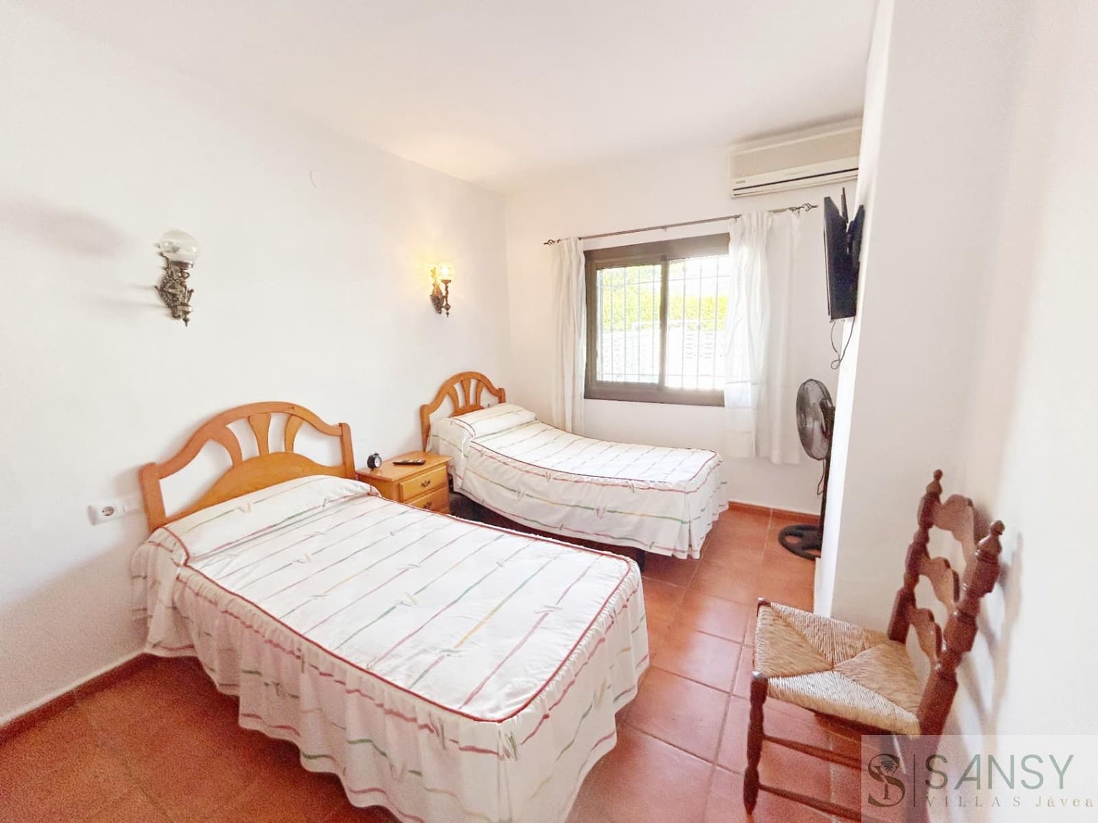 2 bedroom Townhouse for sale in Denia with garage - € 250,000 (Ref: 9382045)