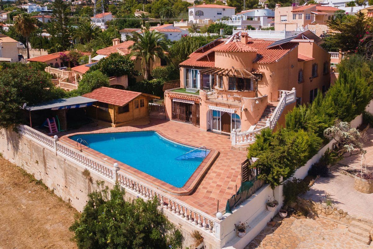 7 makuuhuone Huvila myytävänä paikassa Calpe / Calp mukana uima-altaan 
autotalli - 839 000 € (Ref: 10042490)