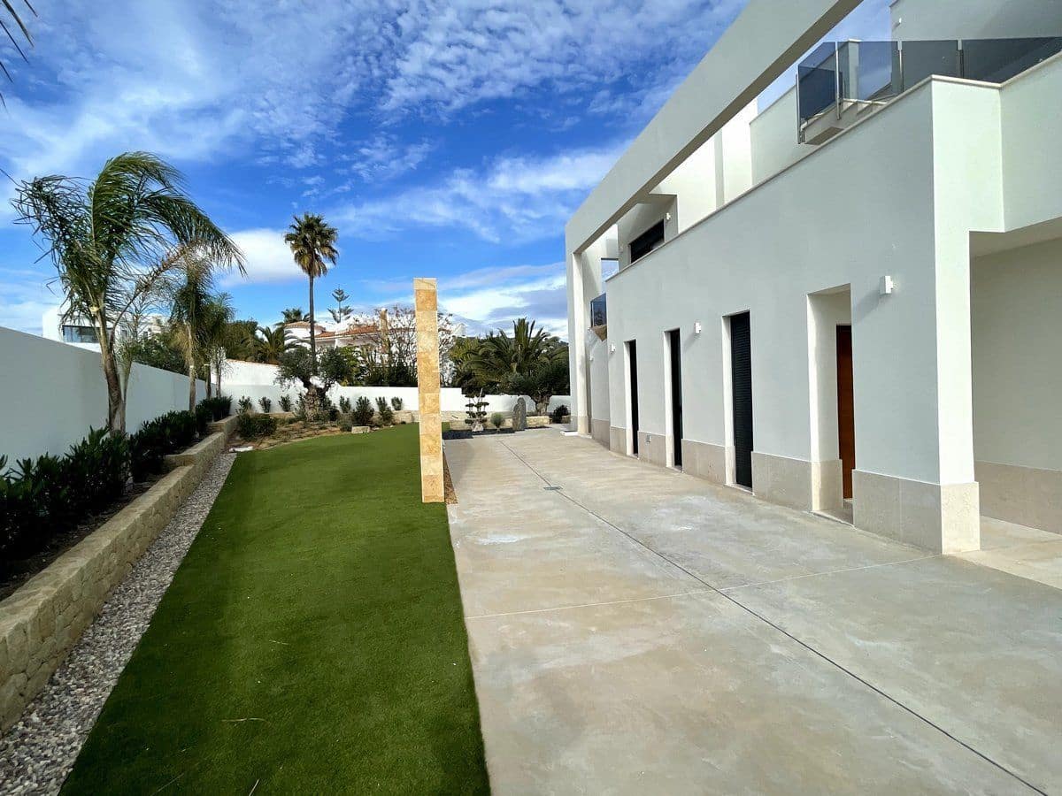 4 bedroom Villa for sale in Benissa with pool - € 2,260,000 (Ref: 8770008)