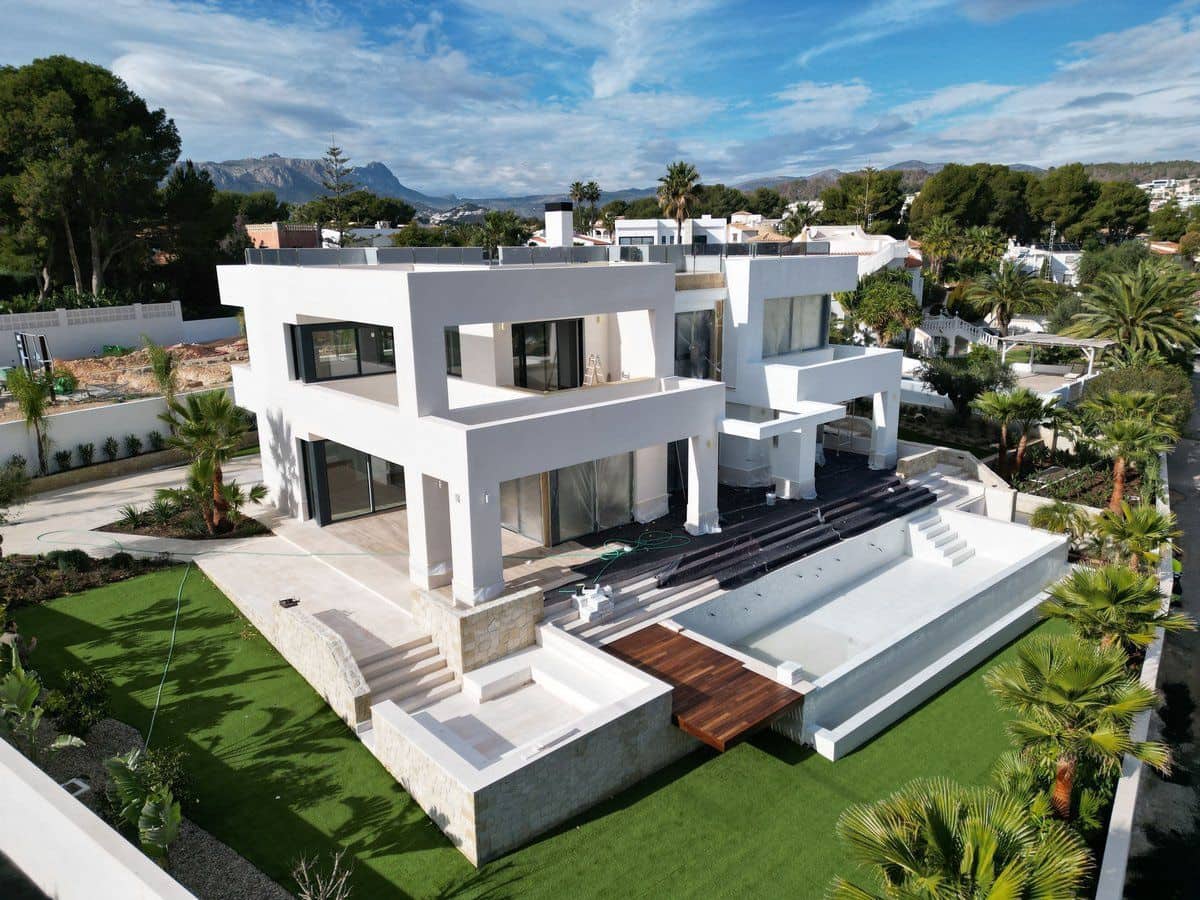 4 bedroom Villa for sale in Benissa with pool - € 2,260,000 (Ref: 8770008)