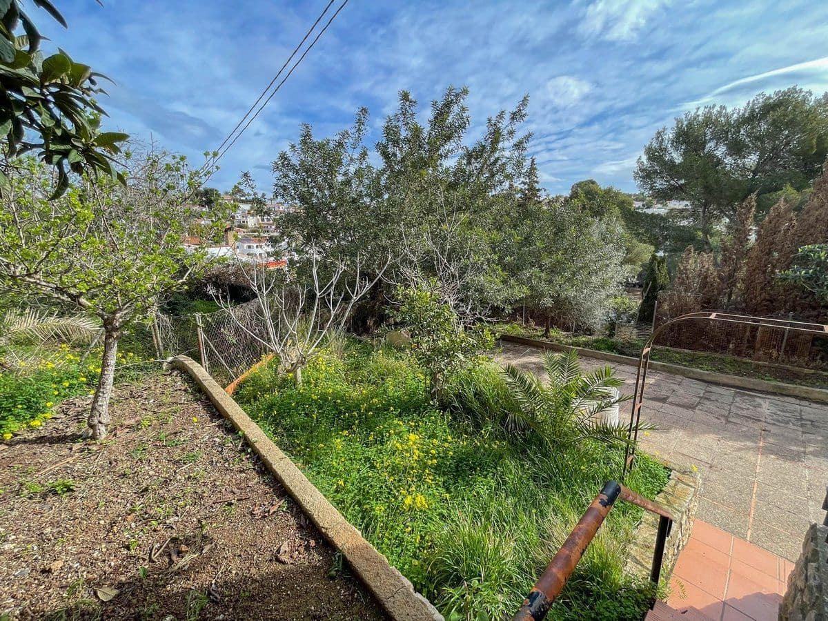 6 bedroom Villa for sale in Benissa with garage - € 690,000 (Ref: 8848762)