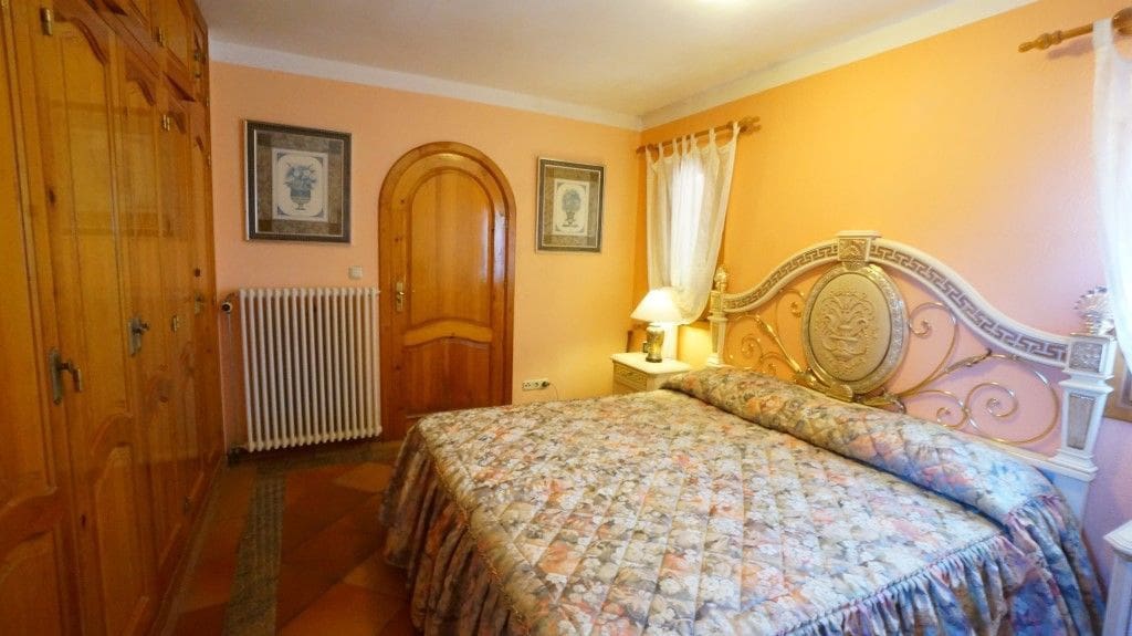 8 bedroom Villa for sale in Benissa with pool garage - € 995,000 (Ref: 8914797)