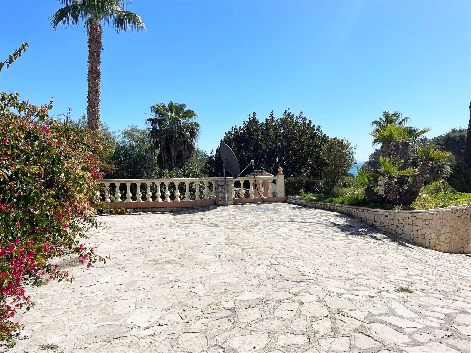 8 bedroom Villa for sale in Benissa with pool garage - € 995,000 (Ref: 8914797)