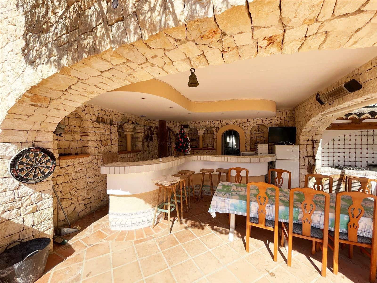 8 bedroom Villa for sale in Benissa with pool garage - € 995,000 (Ref: 8914797)