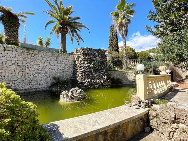 8 bedroom Villa for sale in Benissa with pool garage - € 995,000 (Ref: 8914797)