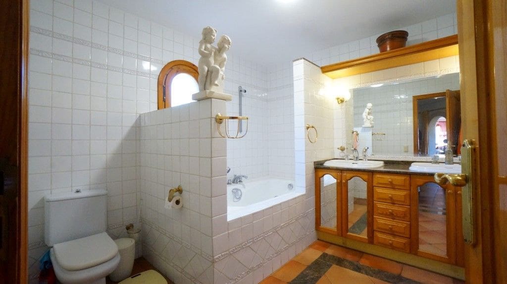 8 bedroom Villa for sale in Benissa with pool garage - € 995,000 (Ref: 8914797)