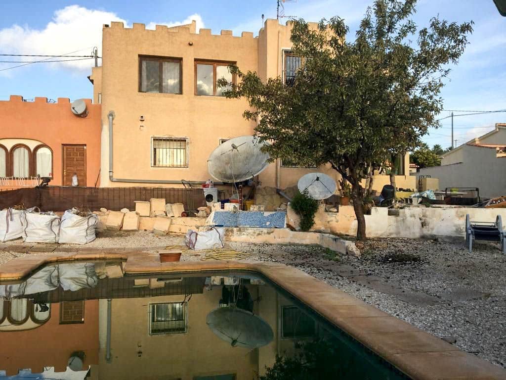 6 makuuhuone Huvila myytävänä paikassa Calpe / Calp mukana uima-altaan 
autotalli - 450 000 € (Ref: 8942664)