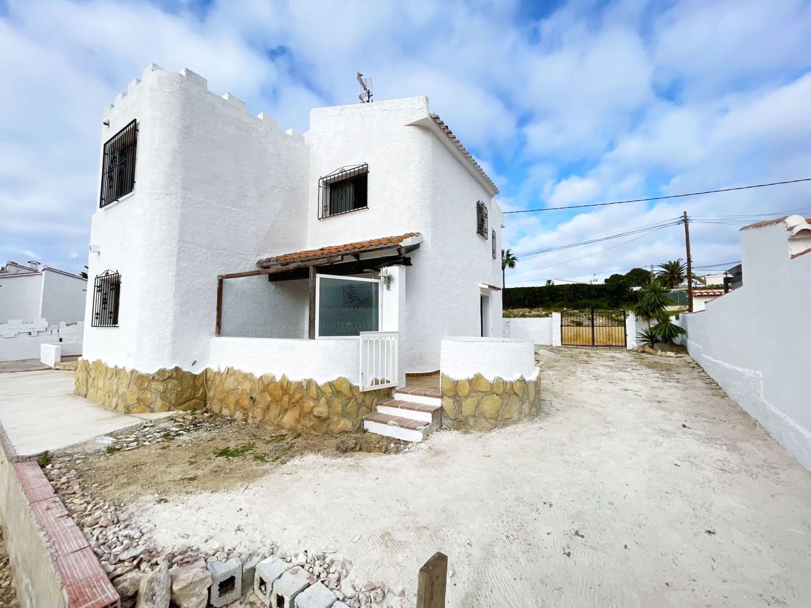 6 bedroom Villa for sale in Calpe / Calp with pool garage - € 449,000 (Ref: 8942664)