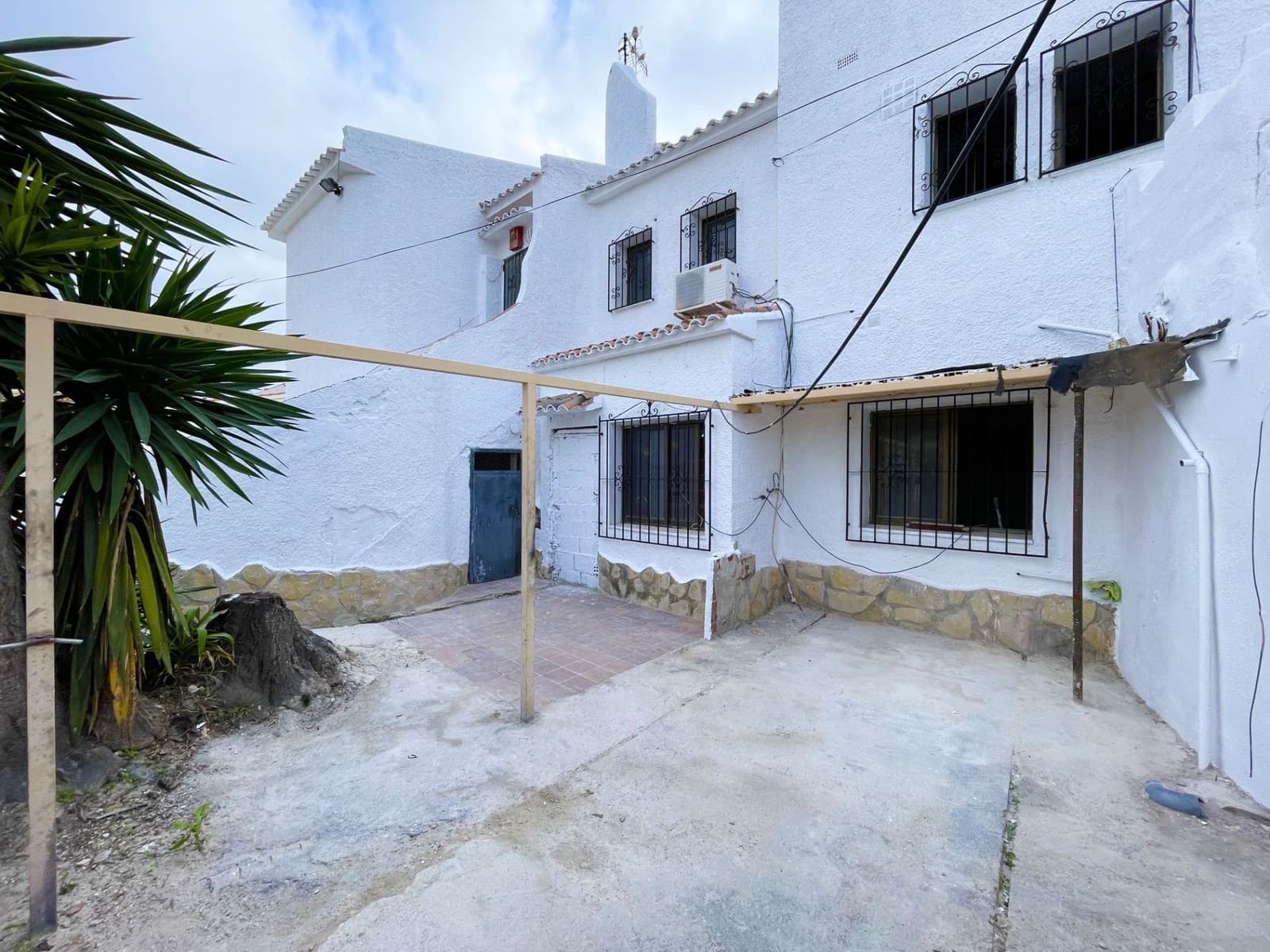 6 bedroom Villa for sale in Calpe / Calp with pool garage - € 449,000 (Ref: 8942664)