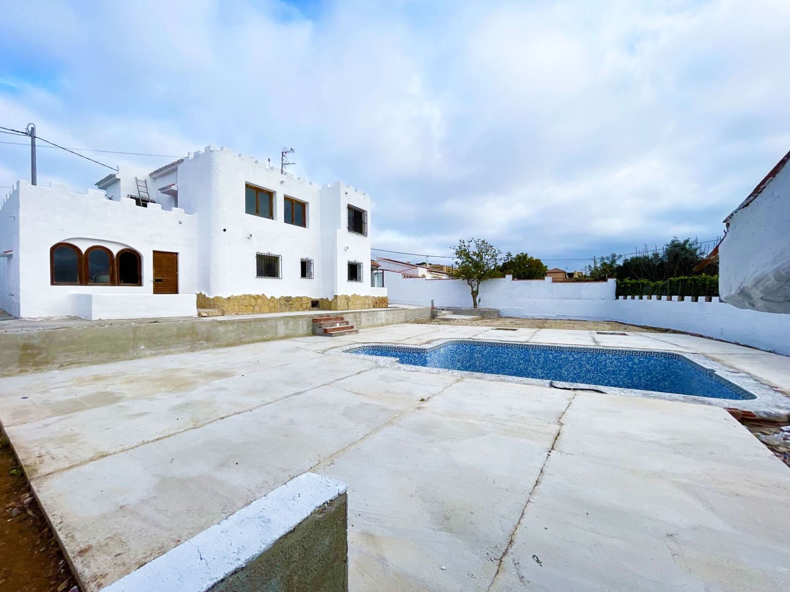 6 bedroom Villa for sale in Calpe / Calp with pool garage - € 449,000 (Ref: 8942664)