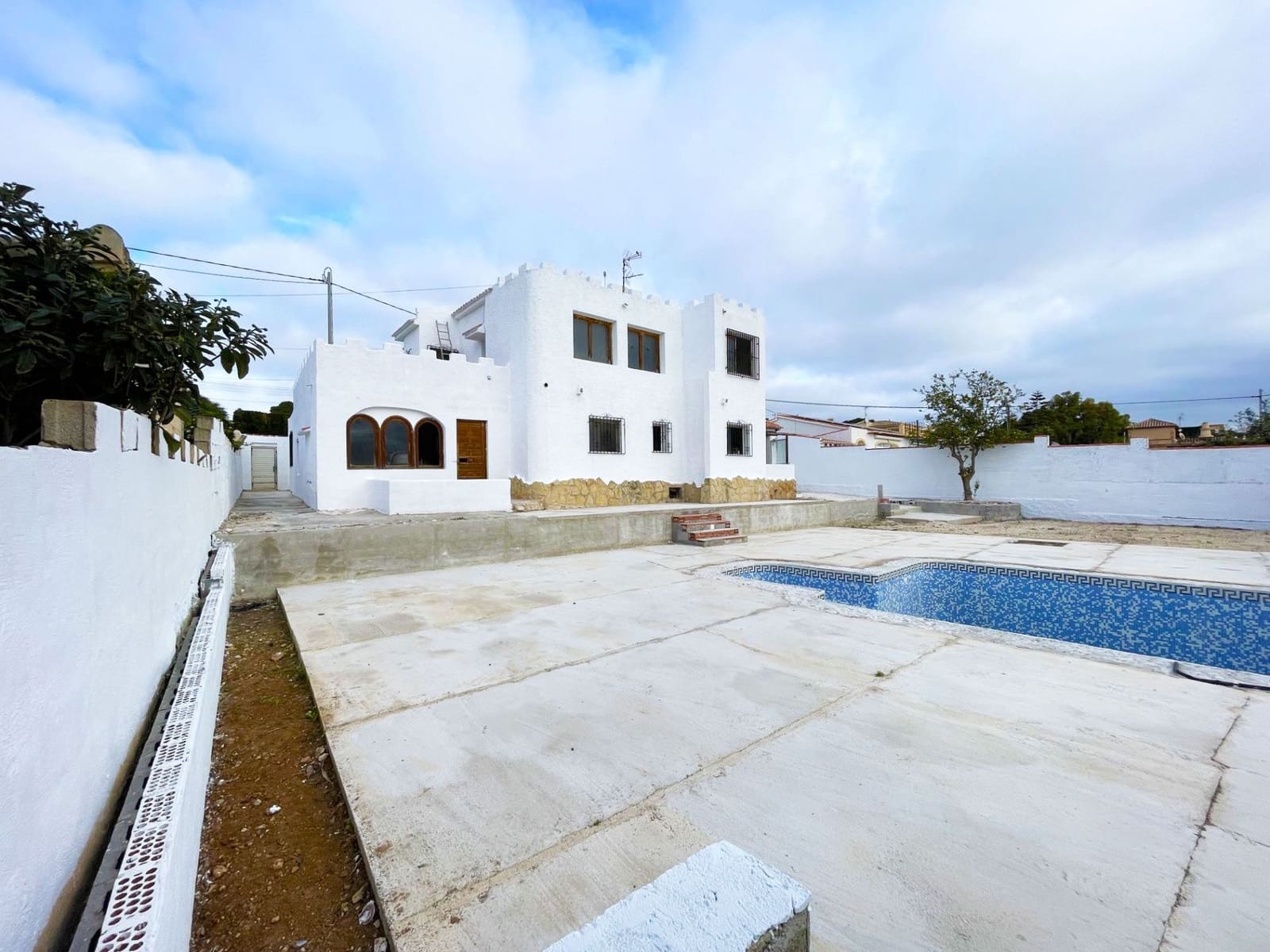 6 bedroom Villa for sale in Calpe / Calp with pool garage - € 449,000 (Ref: 8942664)