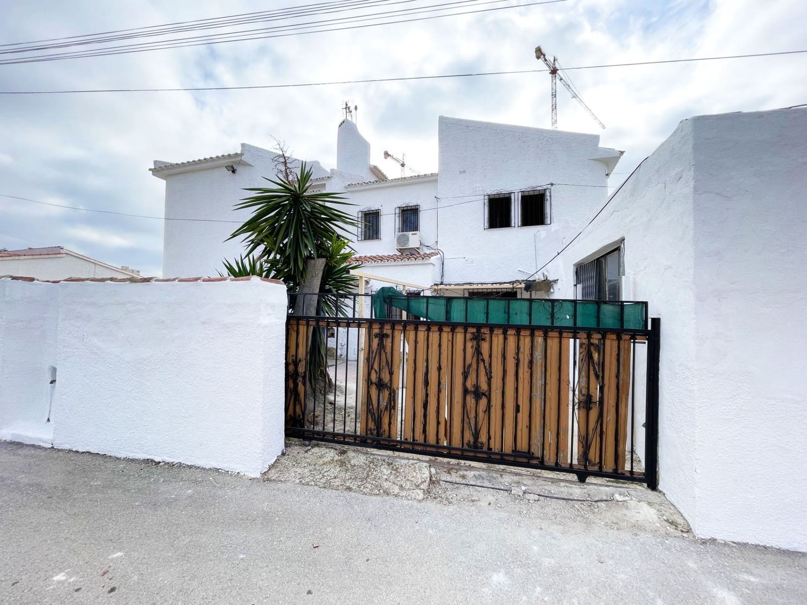 6 bedroom Villa for sale in Calpe / Calp with pool garage - € 449,000 (Ref: 8942664)