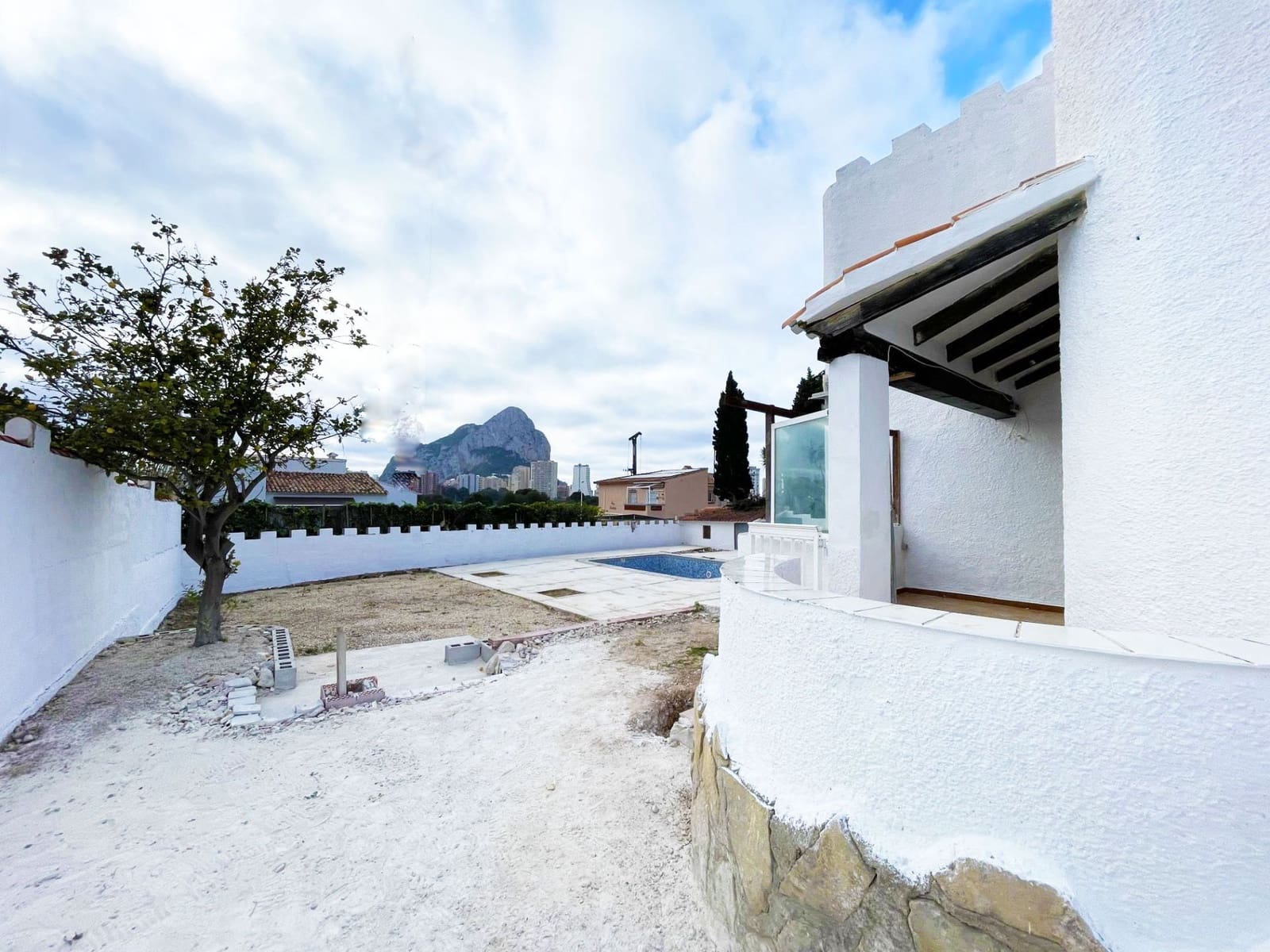 6 bedroom Villa for sale in Calpe / Calp with pool garage - € 449,000 (Ref: 8942664)