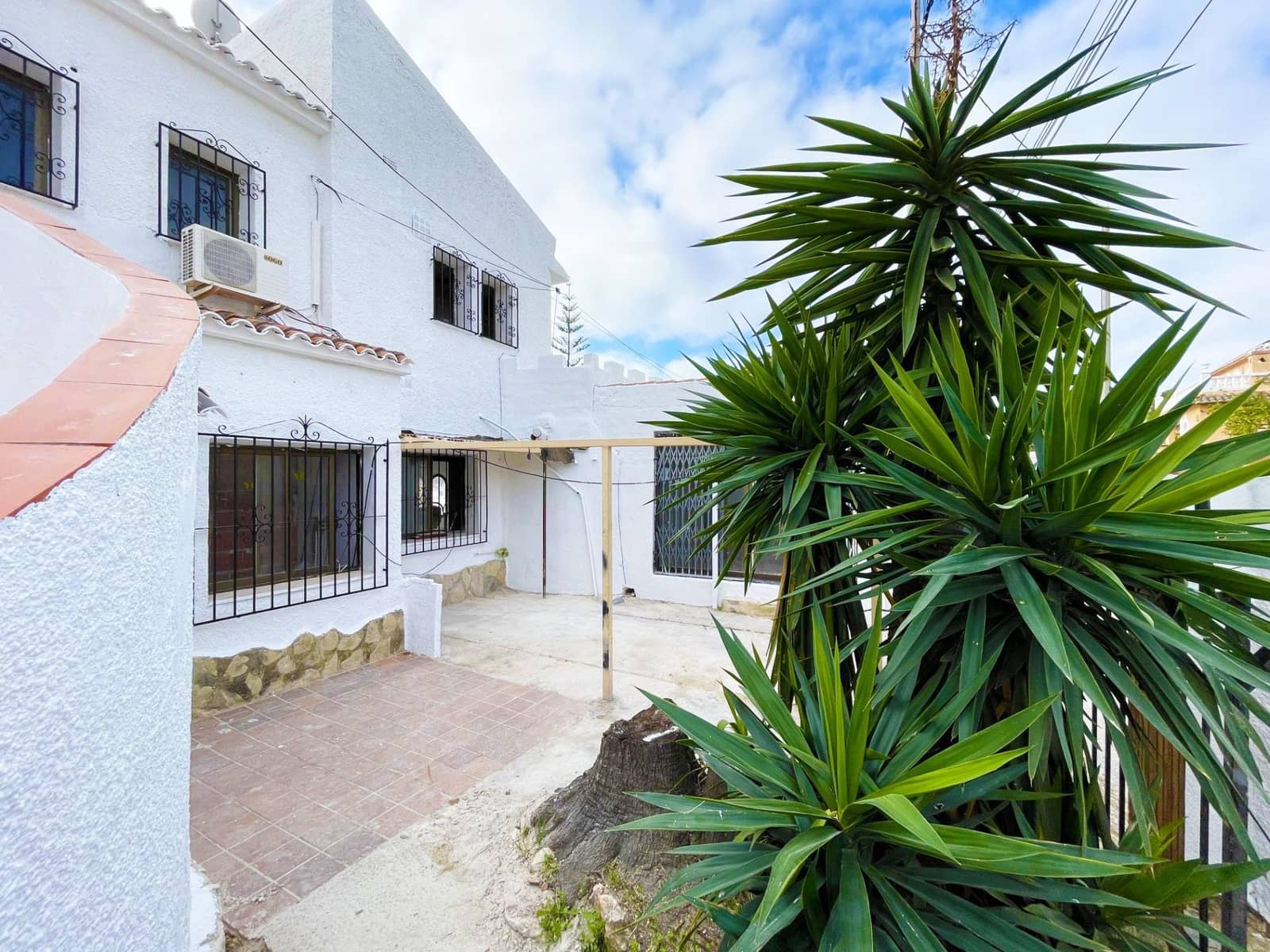 6 bedroom Villa for sale in Calpe / Calp with pool garage - € 449,000 (Ref: 8942664)