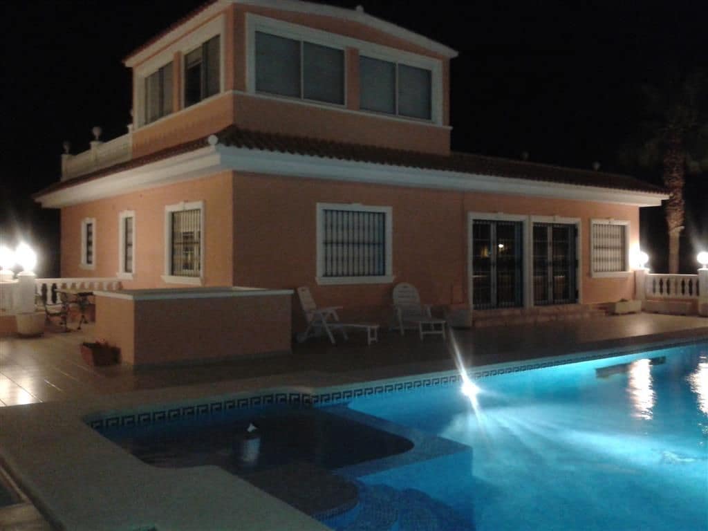 5 makuuhuone Huvila myytävänä paikassa Calpe / Calp mukana uima-altaan 
autotalli - 895 000 € (Ref: 9321481)