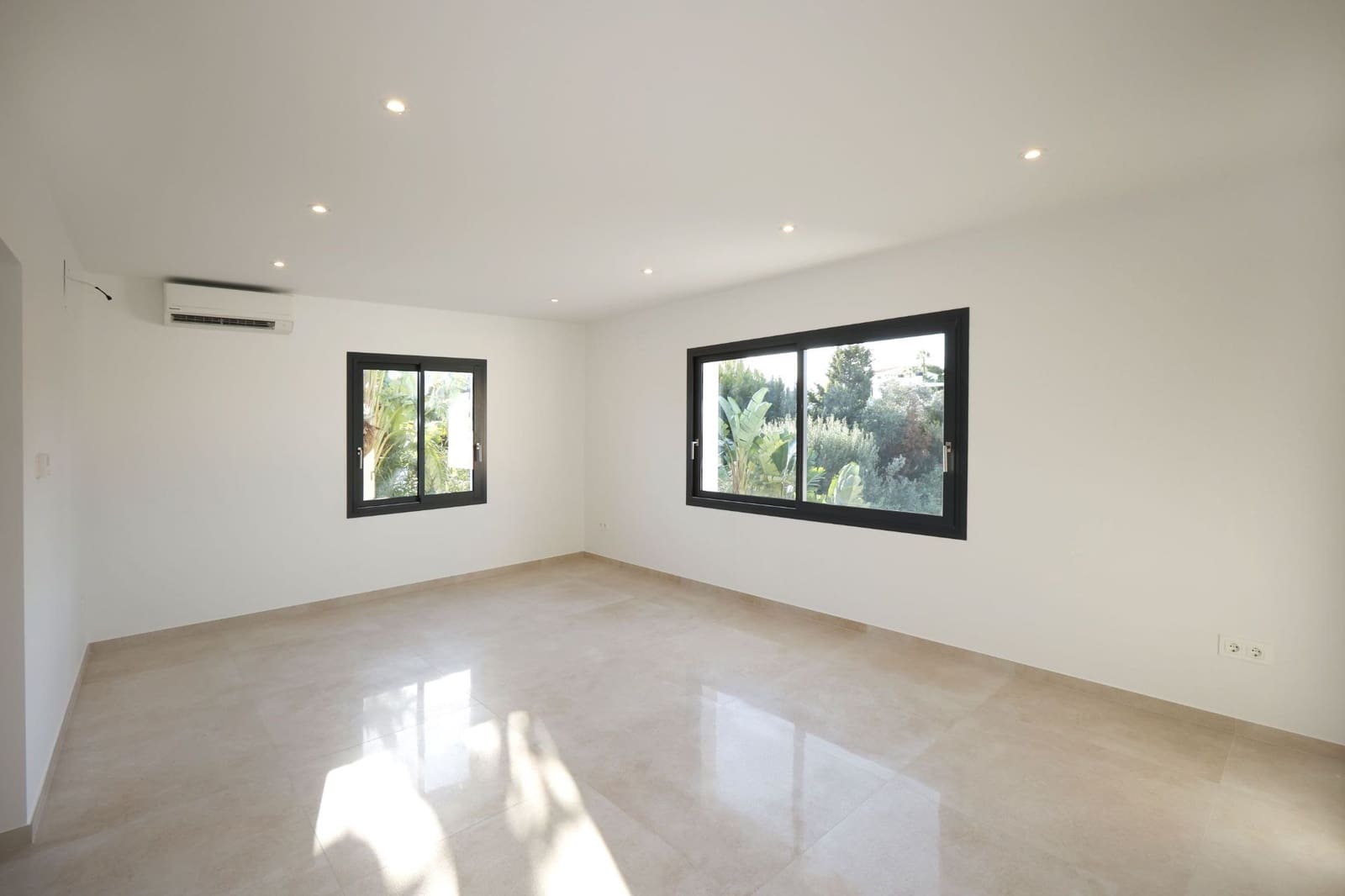 4 bedroom Villa for sale in Calpe / Calp with pool garage - € 880,000 (Ref: 9390168)