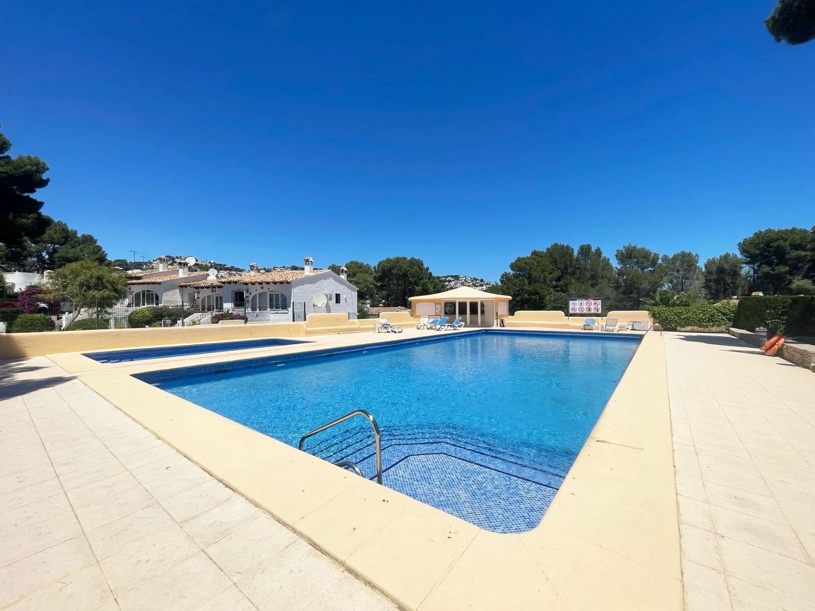 2 soverom Bungalow til salgs i Moraira med svømmebasseng garasje - € 349 900 (Ref: 9859086)