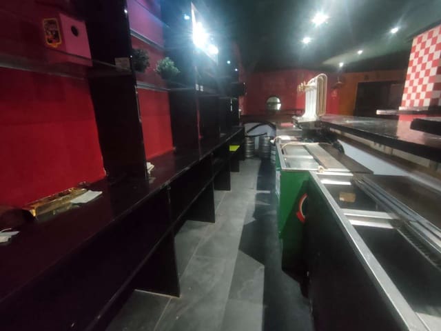 Kaupallinen myytävänä paikassa Torremolinos - 375 000 € (Ref: 7679529)