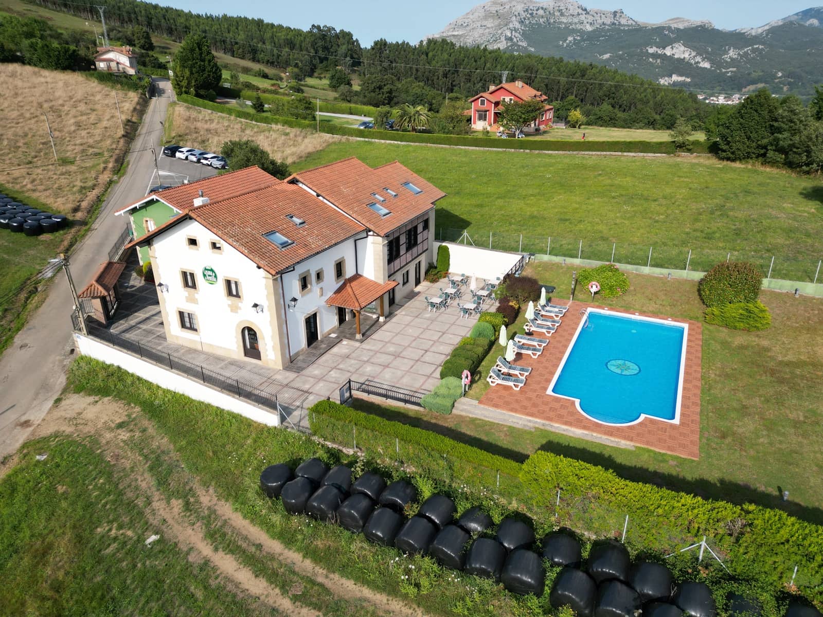 20 bedroom Villa for sale in Laredo with pool garage - € 2,000,000 (Ref: 9471701)