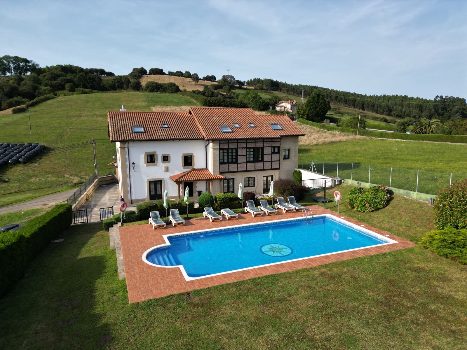 20 bedroom Villa for sale in Laredo with pool garage - € 2,000,000 (Ref: 9471701)