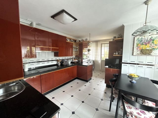 5 makuuhuone Huvila myytävänä paikassa Laredo mukana 
autotalli - 750 000 € (Ref: 9473193)