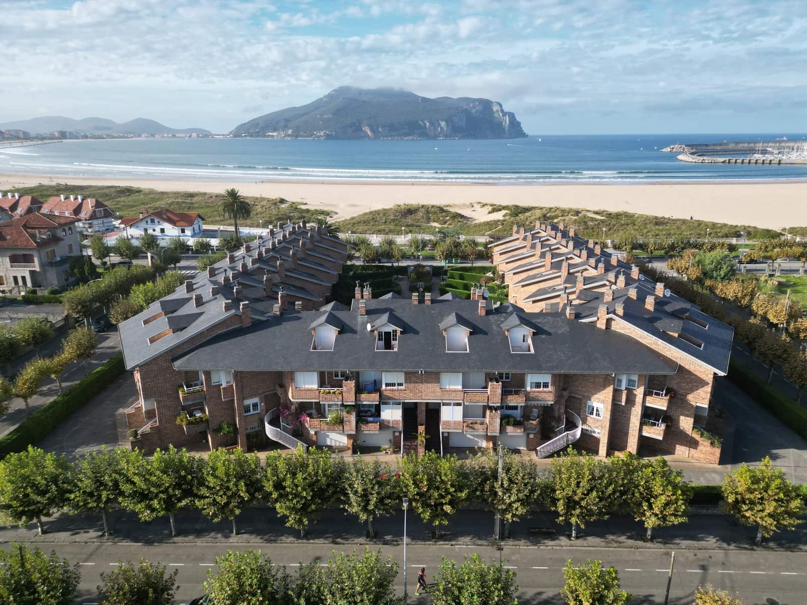 5 makuuhuone Huvila myytävänä paikassa Laredo mukana 
autotalli - 750 000 € (Ref: 9473193)