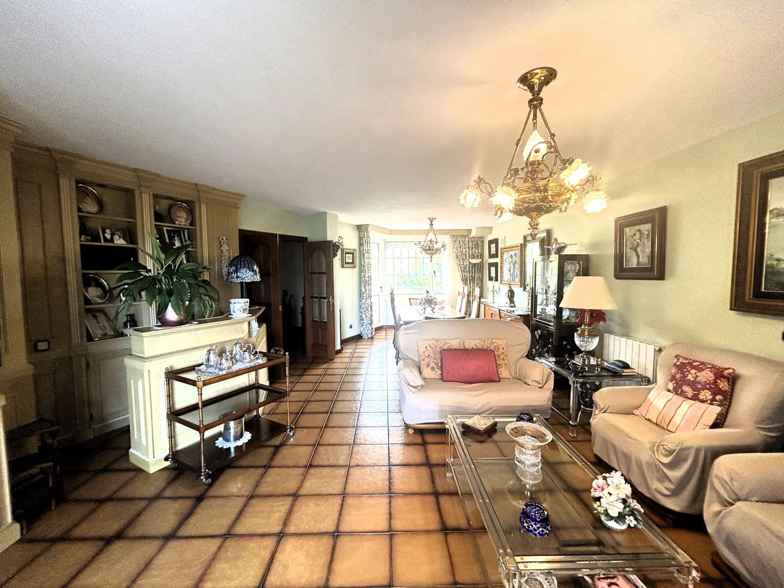 5 makuuhuone Huvila myytävänä paikassa Laredo mukana 
autotalli - 750 000 € (Ref: 9473193)