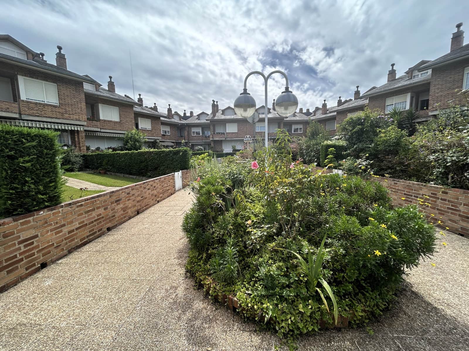 5 makuuhuone Huvila myytävänä paikassa Laredo mukana 
autotalli - 750 000 € (Ref: 9473193)