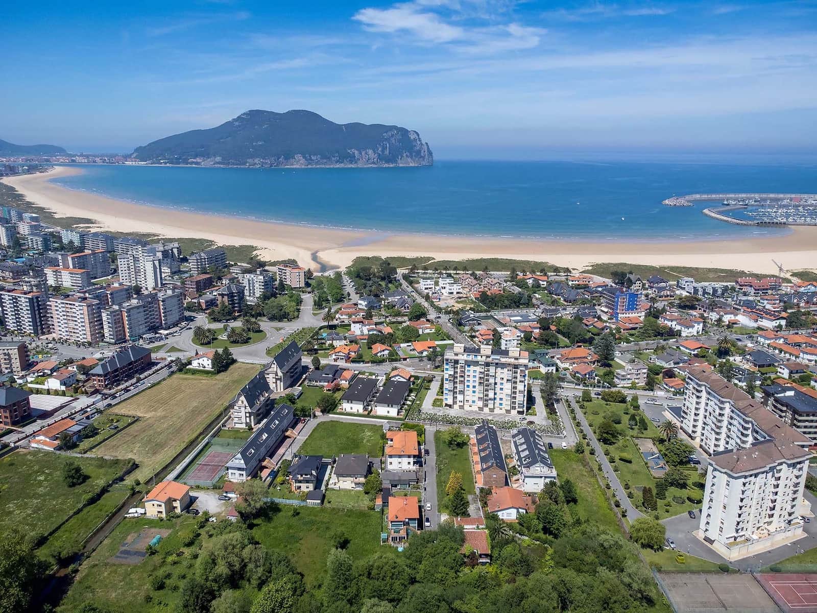 Chalet de 4 habitaciones en Laredo en venta con piscina garaje - 525.000 € (Ref: 9473287)