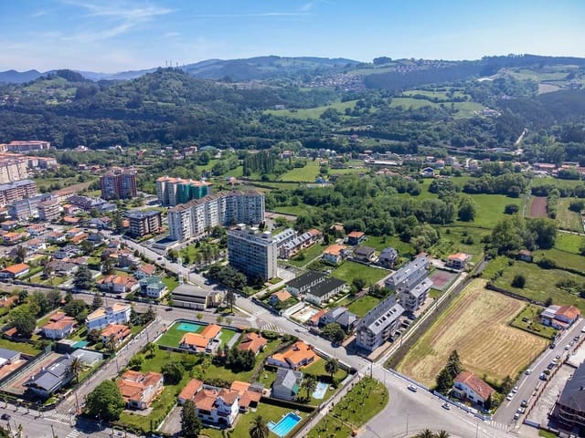 Chalet de 4 habitaciones en Laredo en venta con piscina garaje - 525.000 € (Ref: 9473287)