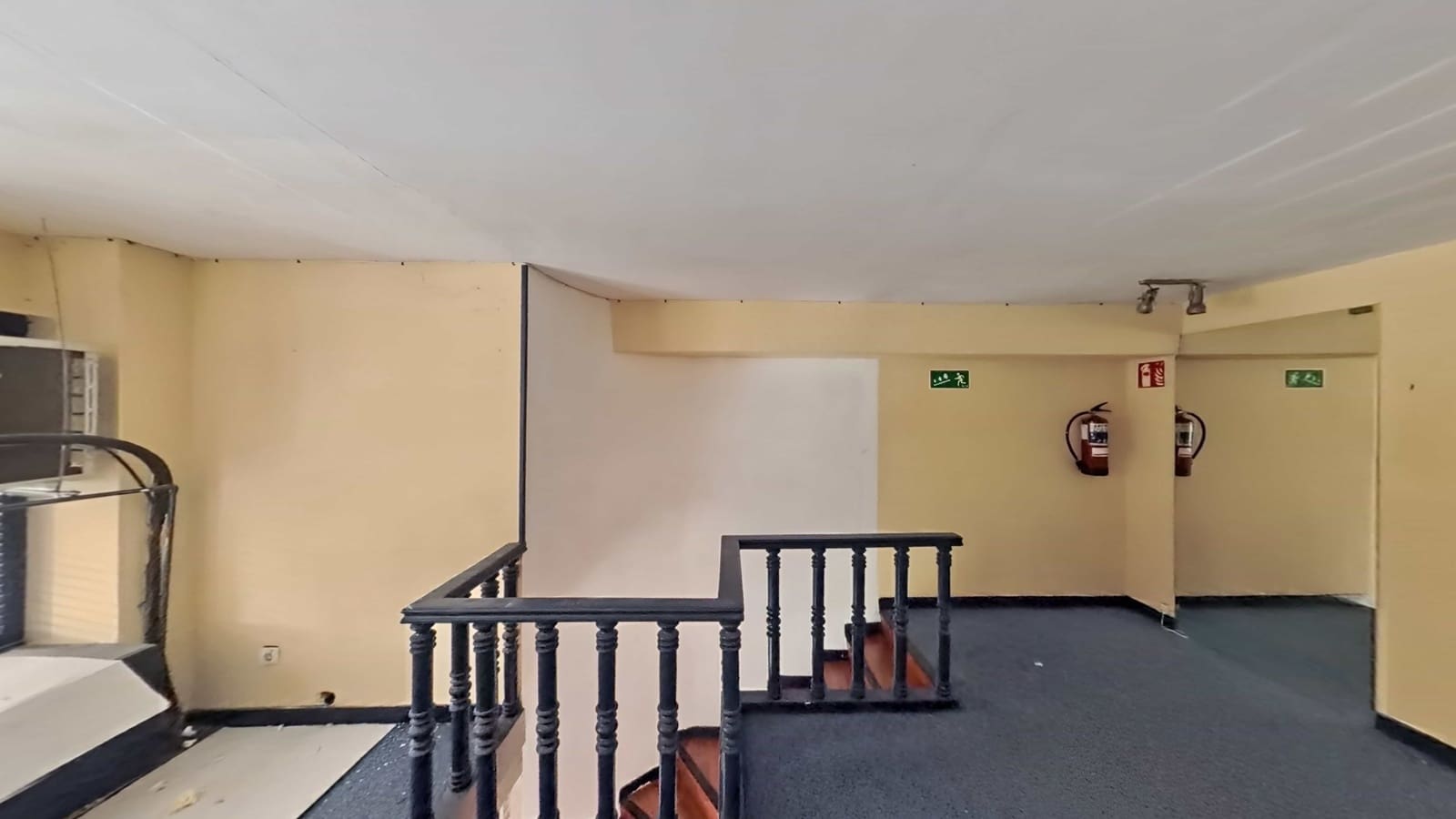 Shop for sale in Laredo - € 140,000 (Ref: 9473288)