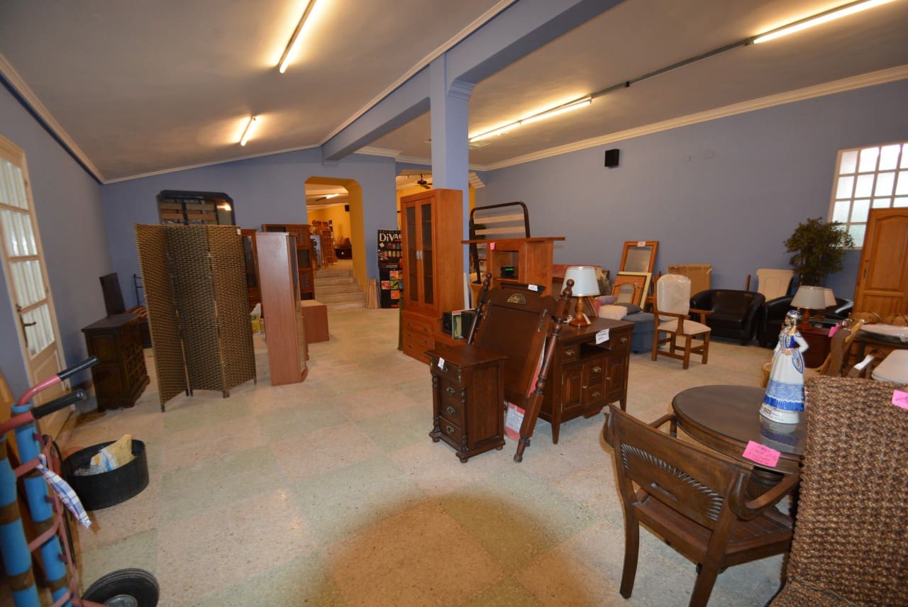 Commercial for sale in Laredo - € 100,000 (Ref: 9474373)