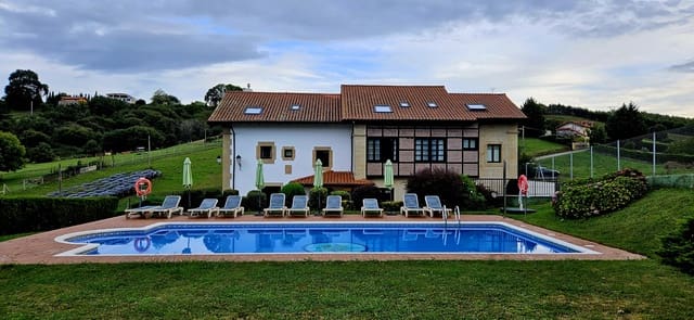 21 Zimmer Hotel zu verkaufen in Laredo mit Pool Garage - 2.000.000 € (Ref: 9981672)