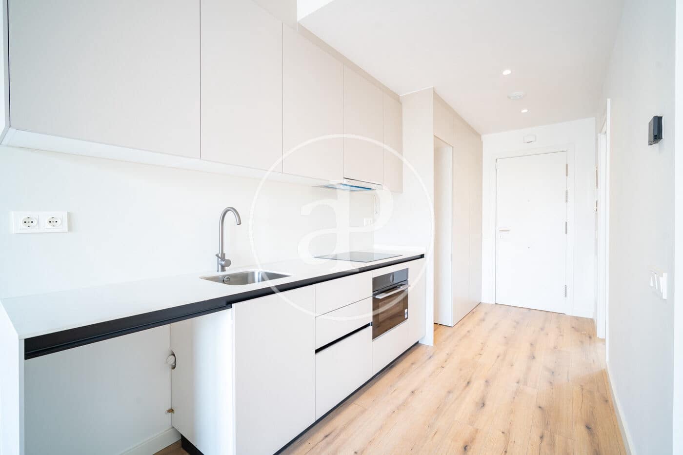 1 soverom Leilighet til leie i Barcelona by med garasje - € 2 100 (Ref: 10025644)