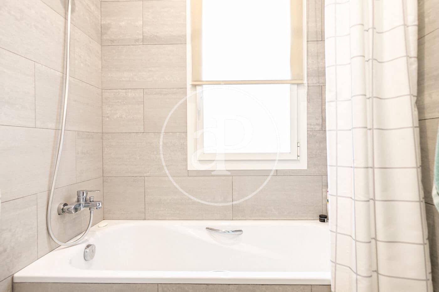 Appartement de 2 chambres à louer à Barcelone ville - 2 300 € (Ref: 10033993)