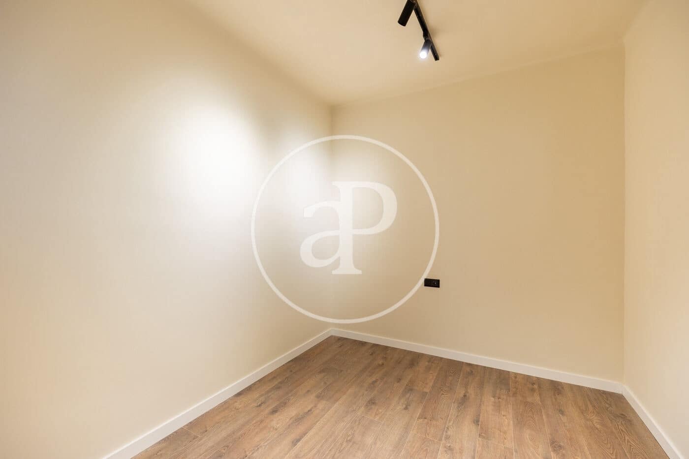 3 bedroom Apartment for sale in Barcelona city - € 415,000 (Ref: 10078164)