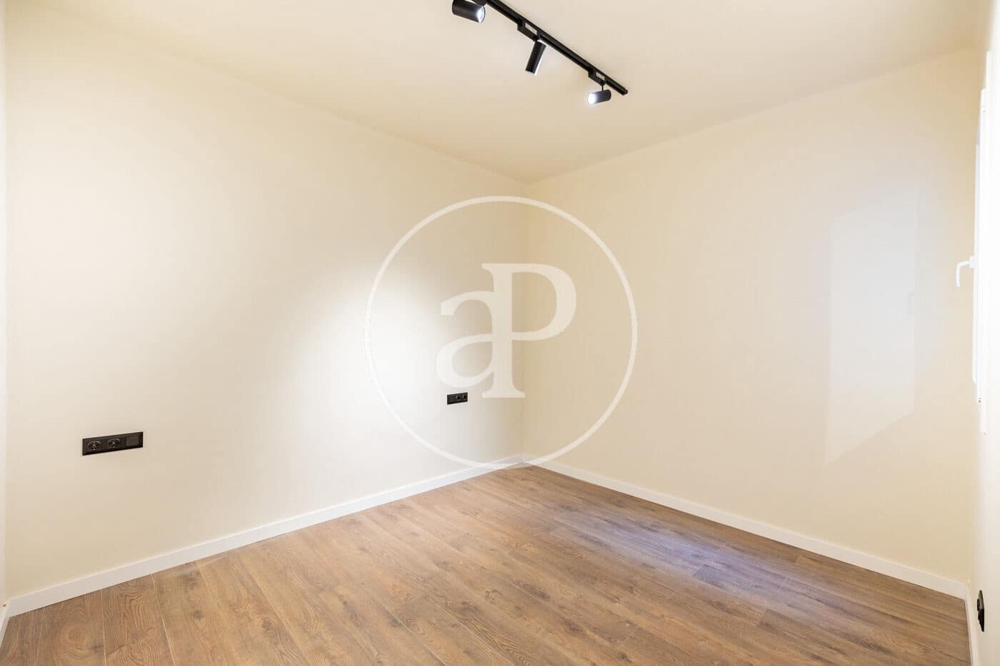 3 bedroom Apartment for sale in Barcelona city - € 415,000 (Ref: 10078164)