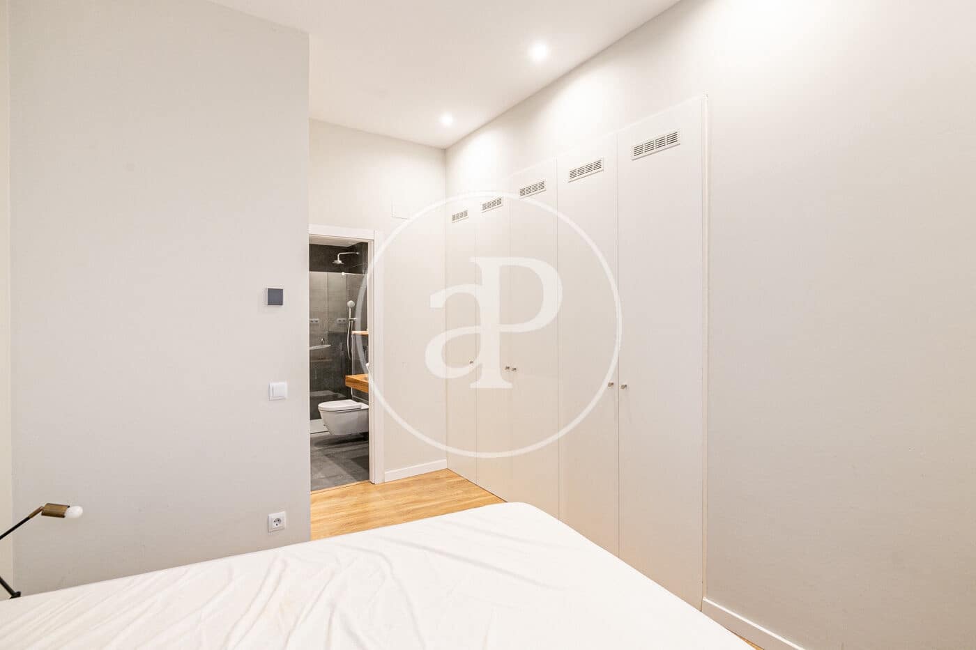 Appartement de 2 chambres à louer à Barcelone ville - 2 018 € (Ref: 10078166)