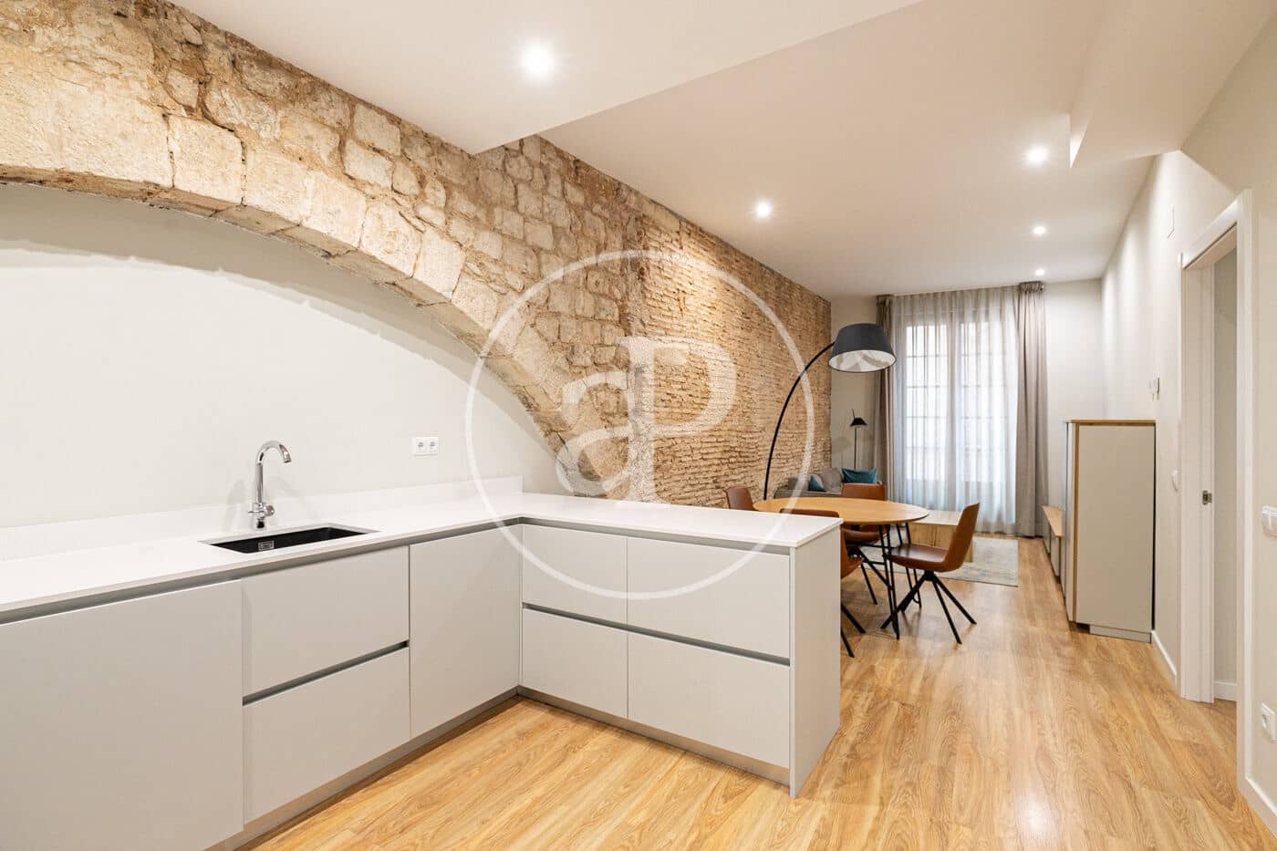 Appartement de 2 chambres à louer à Barcelone ville - 2 018 € (Ref: 10078166)