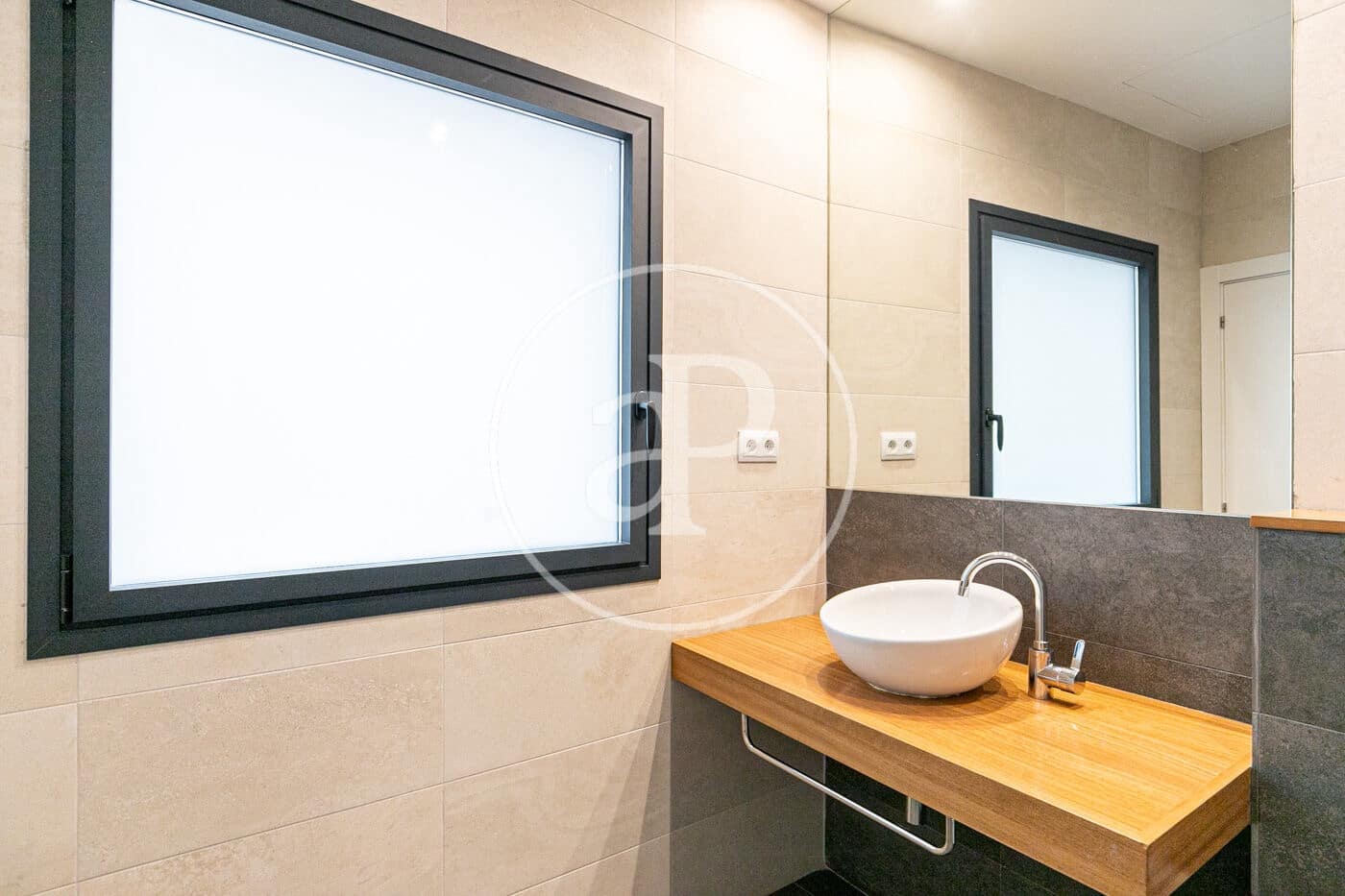 Appartement de 2 chambres à louer à Barcelone ville - 2 018 € (Ref: 10078166)
