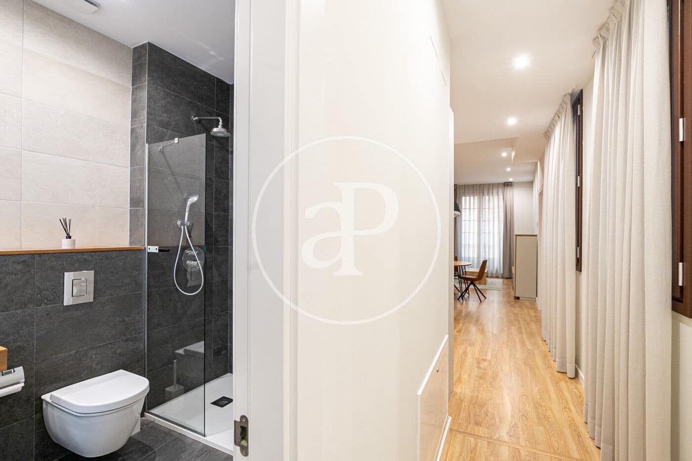 Appartement de 2 chambres à louer à Barcelone ville - 2 018 € (Ref: 10078166)