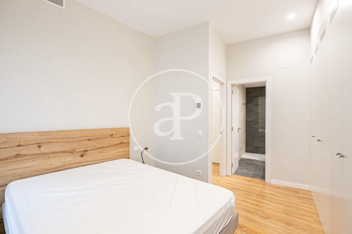 Appartement de 2 chambres à louer à Barcelone ville - 2 018 € (Ref: 10078166)