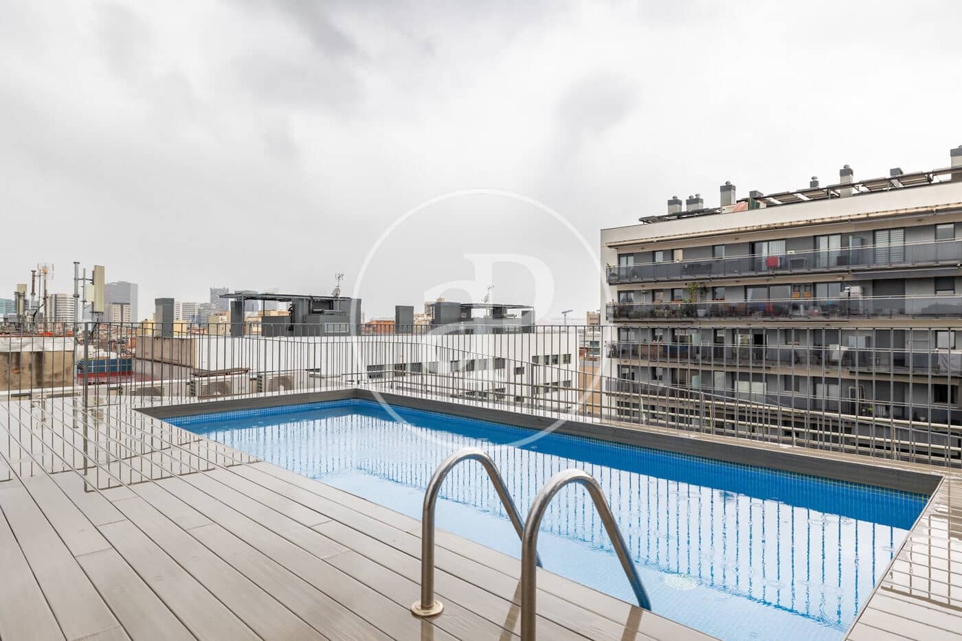 Ático de 4 habitaciones en L'Hospitalet de Llobregat en venta con piscina garaje - 589.000 € (Ref: 10098292)