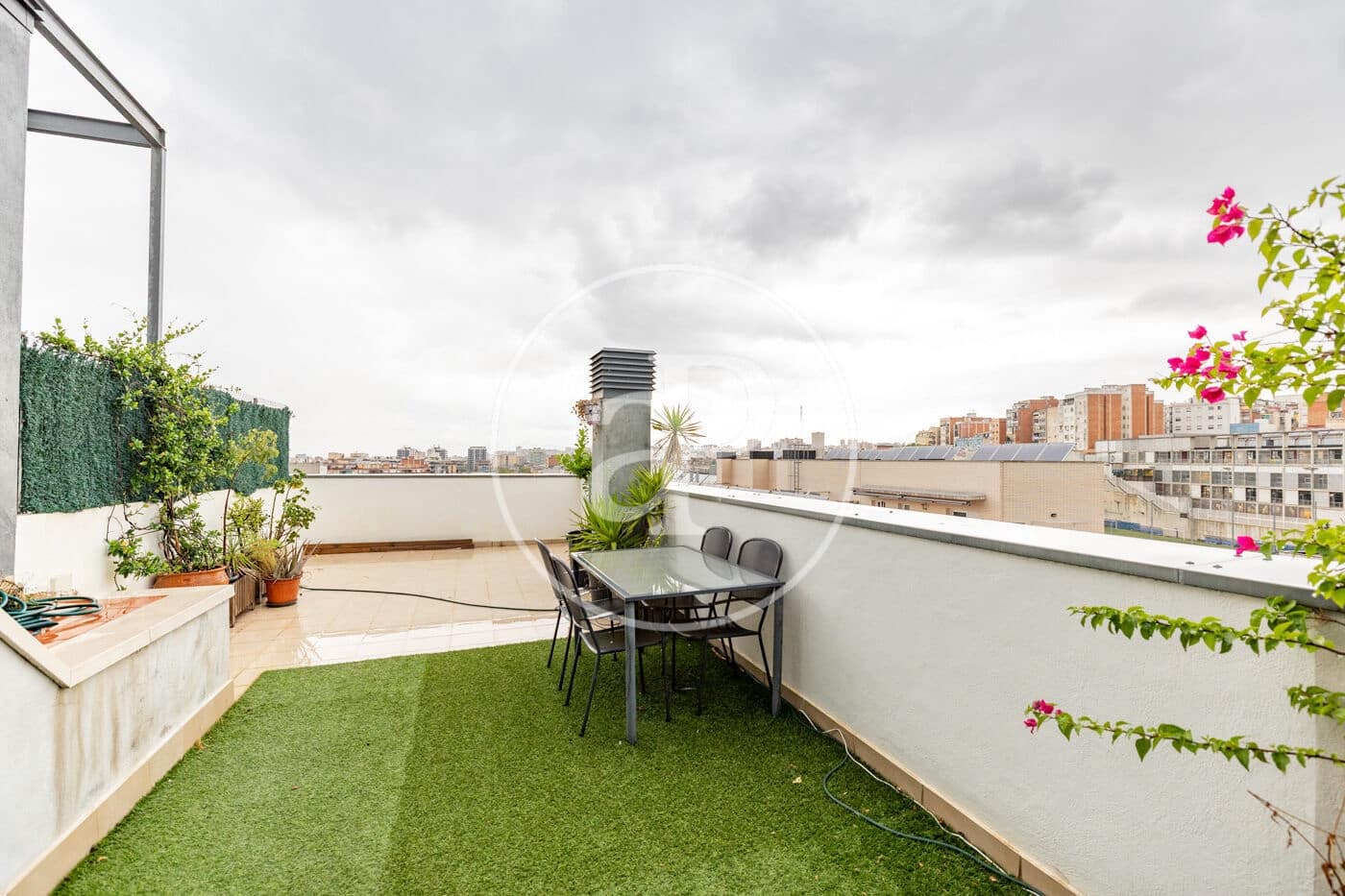 Ático de 4 habitaciones en L'Hospitalet de Llobregat en venta con piscina garaje - 589.000 € (Ref: 10098292)
