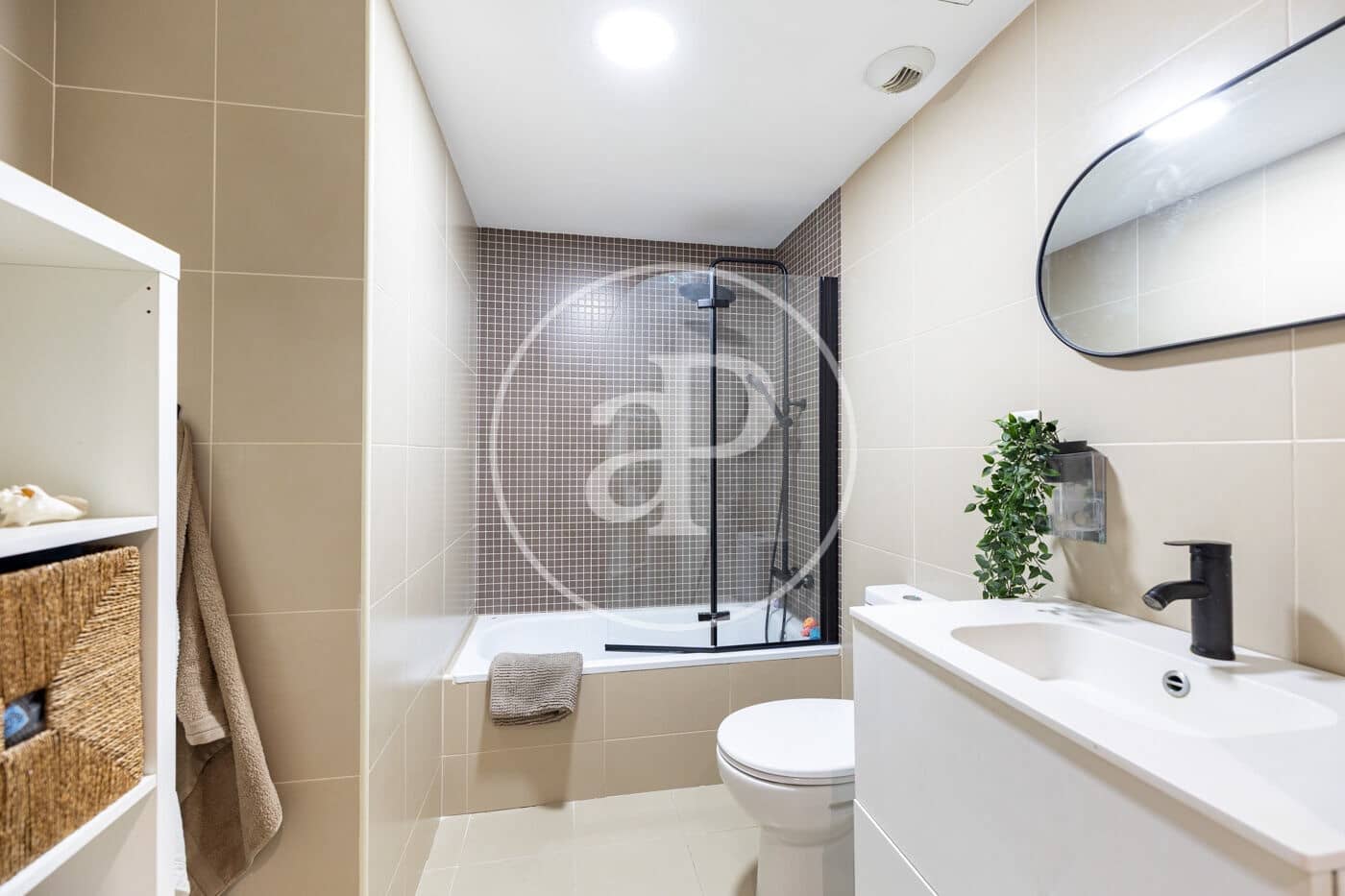 Ático de 4 habitaciones en L'Hospitalet de Llobregat en venta con piscina garaje - 589.000 € (Ref: 10098292)