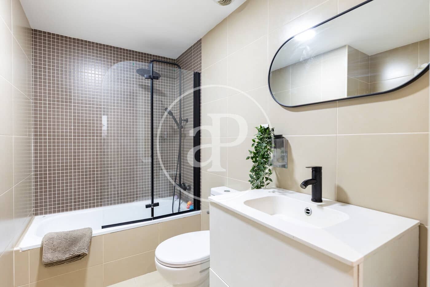 Ático de 4 habitaciones en L'Hospitalet de Llobregat en venta con piscina garaje - 589.000 € (Ref: 10098292)