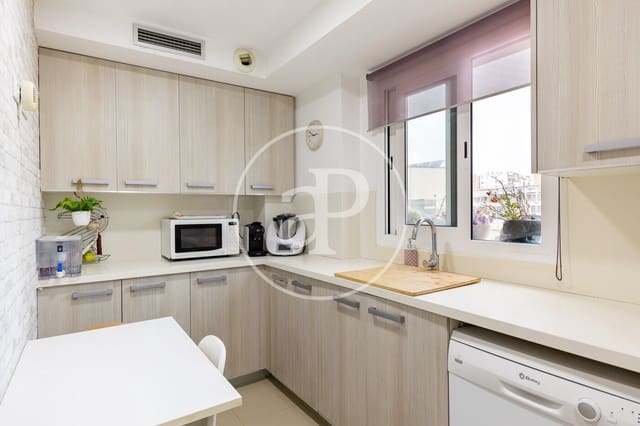 Ático de 4 habitaciones en L'Hospitalet de Llobregat en venta con piscina garaje - 589.000 € (Ref: 10098292)