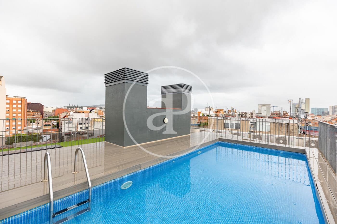 Ático de 4 habitaciones en L'Hospitalet de Llobregat en venta con piscina garaje - 589.000 € (Ref: 10098292)